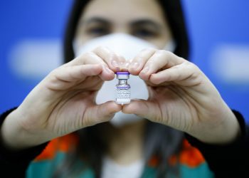 Novo lote com mais de 225 mil doses da Pfizer chega ao Ceará