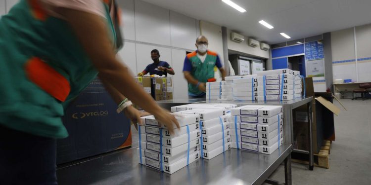 Mais de 277 mil doses da Pfizer chegam ao Ceará para imunização da população