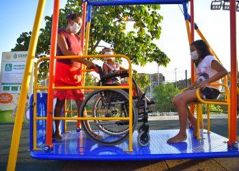 Governo do Ceará entrega brinquedropraça e academia ar ao livre na comunidade Babilônia em Fortaleza