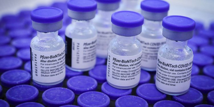 Vacina Pfizer é eficaz a longo prazo em adolescentes, diz estudo