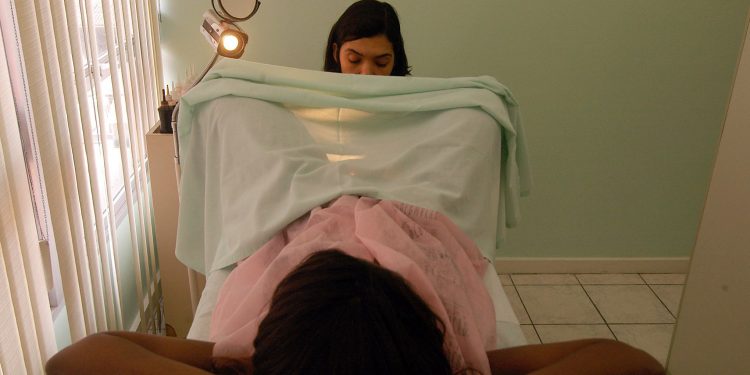 Duas em cada três adolescentes brasileiras nunca foram ao ginecologista