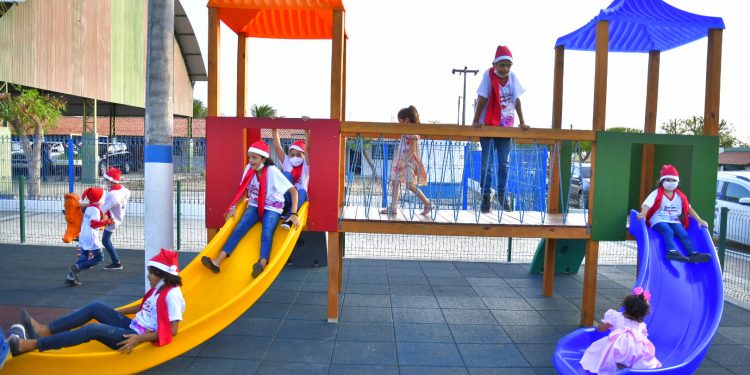 Pentecoste ganha brinquedopraça e academia ao ar livre