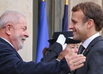 Em Paris, Lula é recebido por Macron com protocolo de chefe de Estado