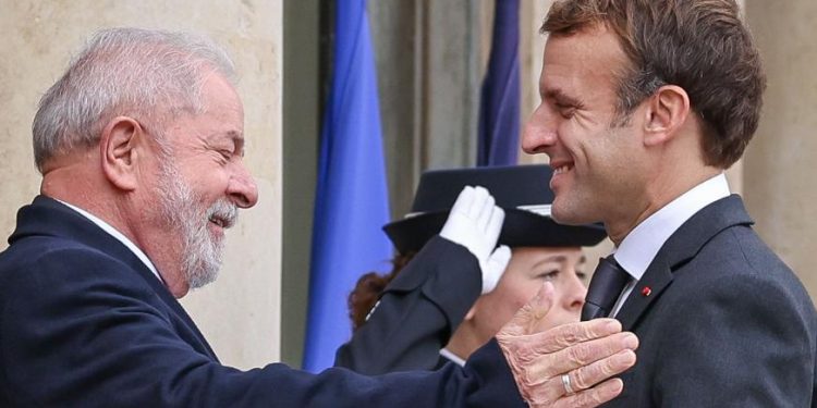 Em Paris, Lula é recebido por Macron com protocolo de chefe de Estado