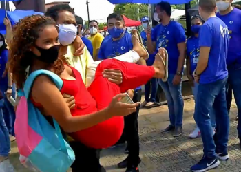 Cena que viralizou: Professor leva aluna nos braços para chegar a tempo de fazer prova da Uece