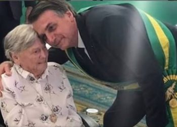 Bolsonaro divulga vídeo em que chora ao ouvir música que ‘mãe cantava’