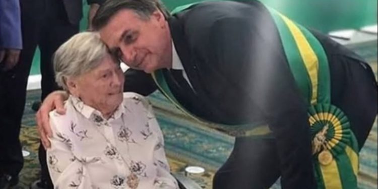 Bolsonaro divulga vídeo em que chora ao ouvir música que ‘mãe cantava’