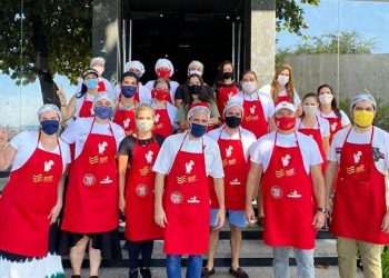 Fortaleza: Vereador Pedro França entrega medalha Dom Hélder Câmara ao Projeto Macarrão Amigo