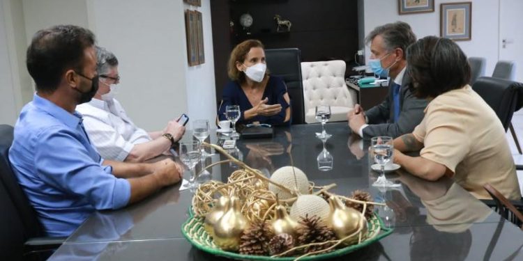 Izolda Cela recebe diretor do Porto de Roterdã e ressalta diversidade de recursos do Ceará