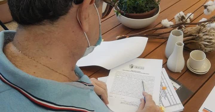 Prefeito do Aracati assina termo com a Cagece para expansão de água em Canoa Quebrada