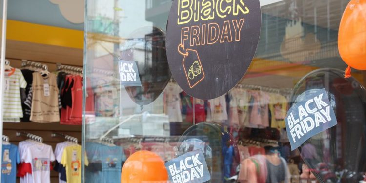 Black Friday começa com lojas vazias e vendas mornas na internet
