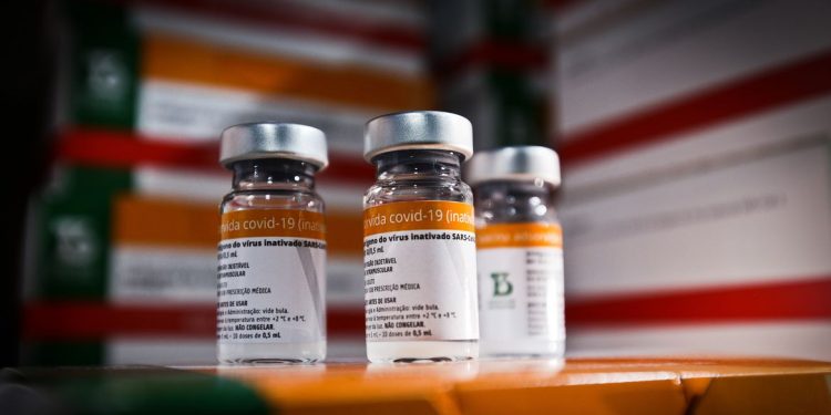 Covid-19: proteção da CoronaVac pode ser menor em pessoas com HIV