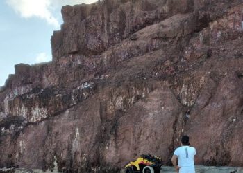 Turista cai de falésia na praia de Pipa (RN) durante passeio de quadriciclo