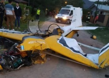VÍDEO: Avião cai sobre mãe e filha durante show de acrobacias na Argentina