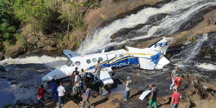 Marília Mendonça é resgatada de avião que caiu em Minas Gerais
