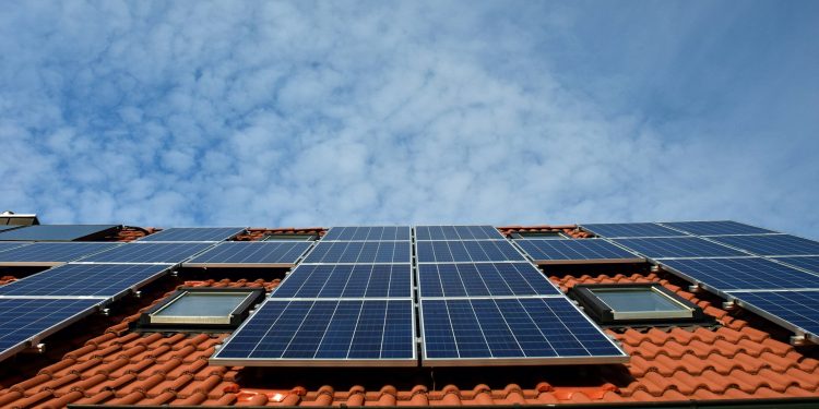 Energia solar se populariza e vira opção contra alta da conta de luz