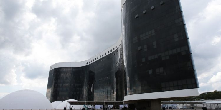 TSE impõe cerco eleitoral ao bolsonarismo com cassação e bloqueio financeiro a sites