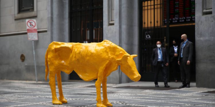 Vaca magra dourada toma lugar do Touro de Ouro da Bolsa de Valores
