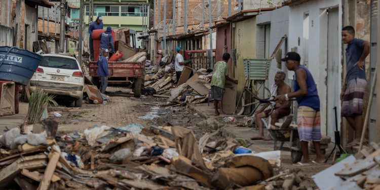 ‘Perdi em um dia o que construí em 40 anos’, diz morador de epicentro de temporal na Bahia