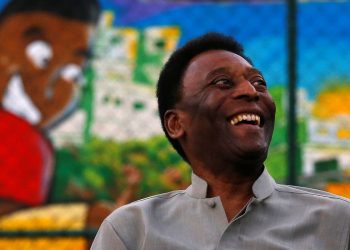 Pelé é internado para continuar tratamento de tumor do cólon em SP