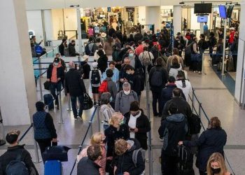 Ômicron: EUA endurecem regras de viagem e países controlam fronteiras