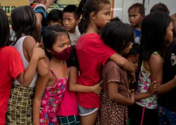 Crianças arcam com o pior da covid-19, dizem estudos do Vaticano