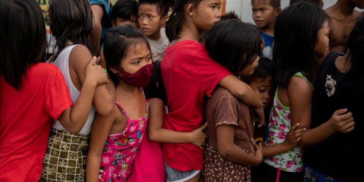 Crianças arcam com o pior da covid-19, dizem estudos do Vaticano