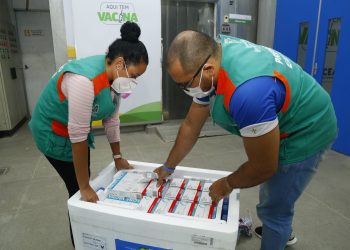 Carga com mais de 17 mil doses de vacina da AstraZeneca contra Covid chega ao Ceará