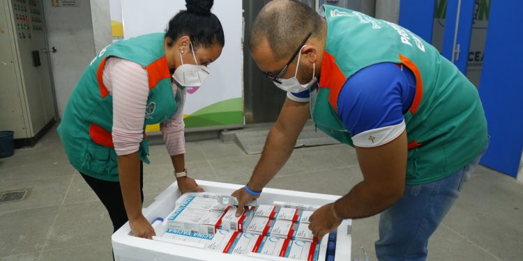 Carga com mais de 17 mil doses de vacina da AstraZeneca contra Covid chega ao Ceará