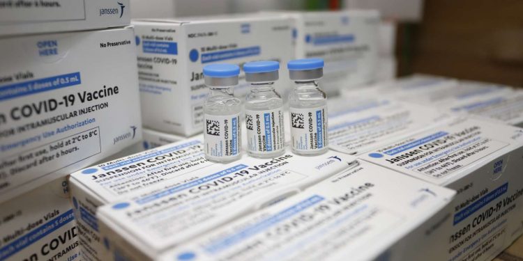 Ceará recebe lote da vacina Janssen para aplicação da dose de reforço contra a Covid-19