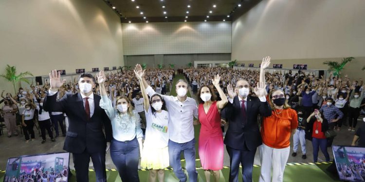 Governo do Ceará beneficia quase 11 mil estudantes com entrega de notebooks