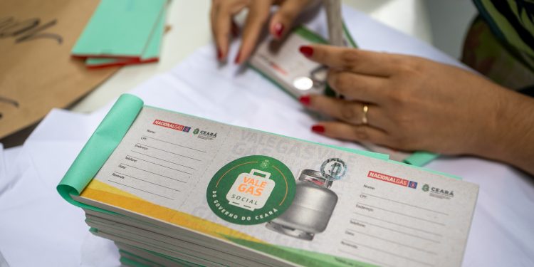 Aracati entrega Vale Gás Social; confira a lista de beneficiados