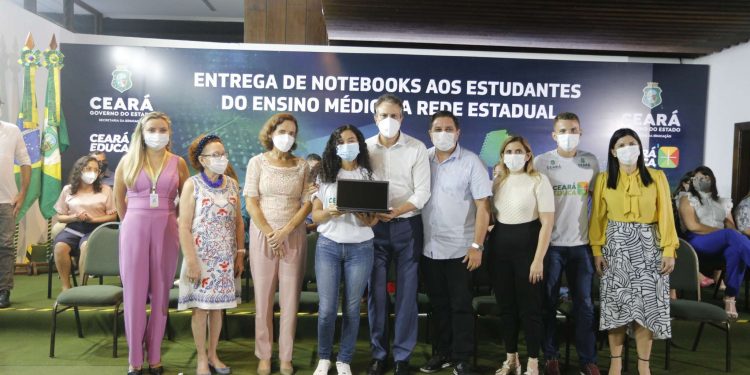 Governo do Ceará entrega notebooks a quase 22 mil estudantes em 2021