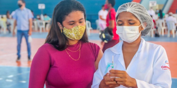 Proteção contra Covid beira 100% com terceira dose de vacina, diz estudo