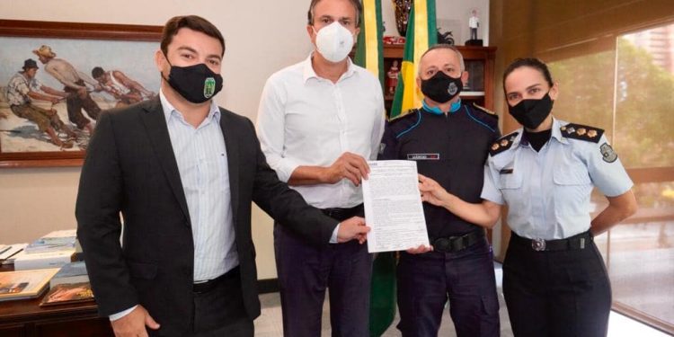 Governo do Ceará anuncia concurso da PMCE para profissionais da saúde