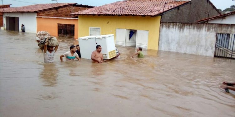 Estradas voltam a ceder no extremo-sul da Bahia e separam famílias no Natal
