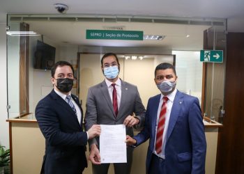 Célio Studart consegue urgência para projeto que institui o piso salarial da Enfermagem