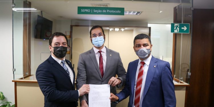 Célio Studart consegue urgência para projeto que institui o piso salarial da Enfermagem