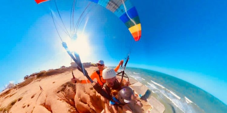 Aracati é destaque na Confederação Brasileira de Voo Livre com a atividade do parapente em Canoa Quebrada