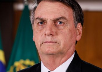 Bolsonaro insinua sem provas que vacinas de covid causam trombose e embolia