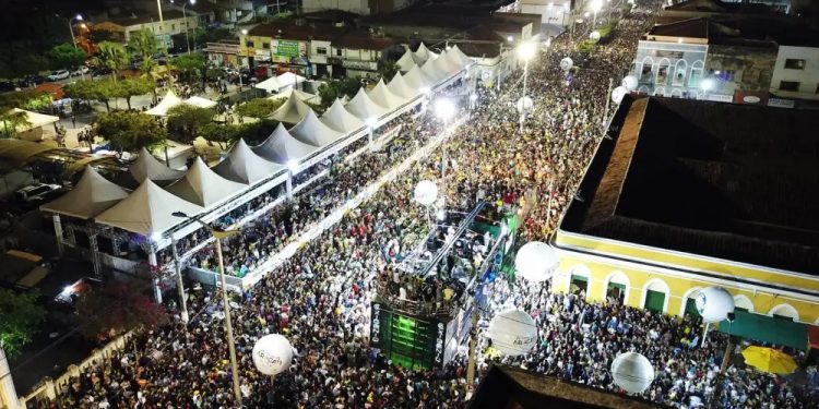 Bolsonaro sanciona Projeto de Lei que reconhece carnaval de Aracati como manifestação da cultura nacional