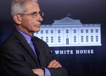 Reforço específico contra Ômicron não é necessário agora, diz Fauci