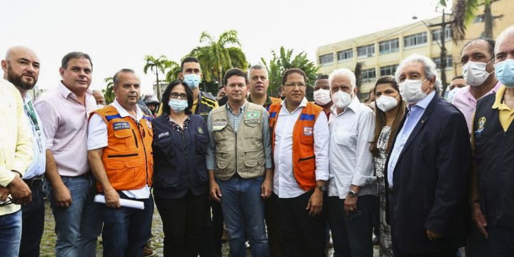 Ministros sobrevoam Bahia e prometem recursos para reconstrução