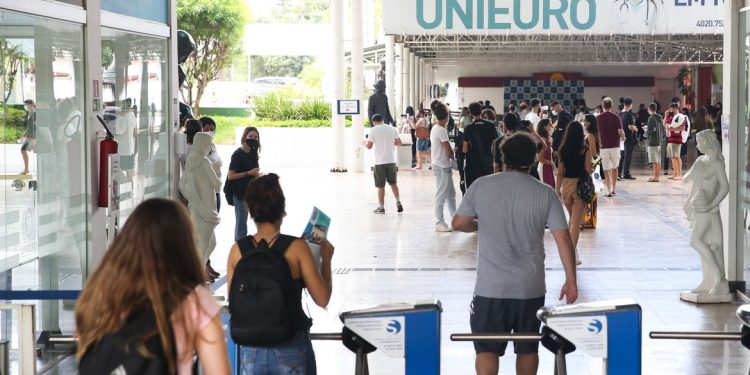 Bolsonaro edita MP e amplia acesso de alunos de escolas privadas ao Prouni