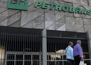 Petrobras reduz preço da gasolina A para distribuidoras