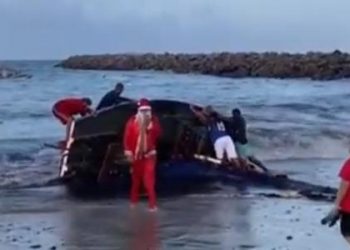 Onda derruba Papai Noel de jangada em praia de Fortaleza; veja vídeo