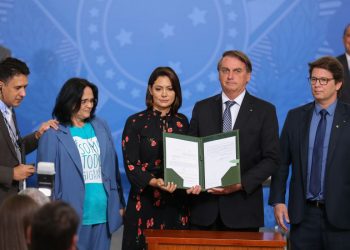 Presidente assina acordo que prevê tradução de livros para braile