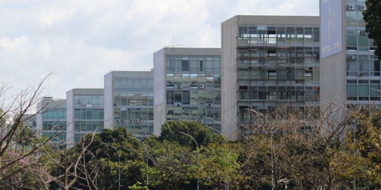 Servidores aposentados têm até sexta para fazer prova de vida