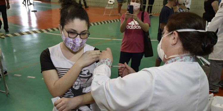 Coronavac contra ômicron deve estar pronta em 3 meses, afirma fabricante