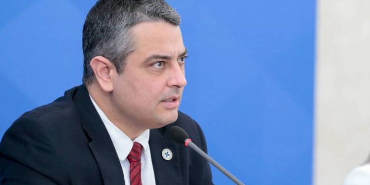 Governo avalia indicar médico pró-cloroquina à Anvisa após embates com Torres